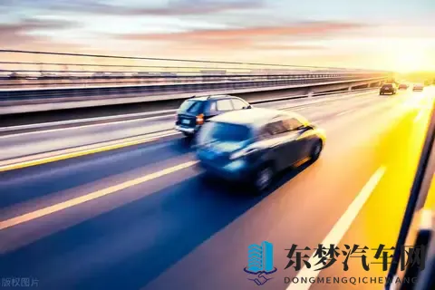 自动挡遇上长下坡怎么开最安全？记住这个救命方法，避免刹车失灵-2