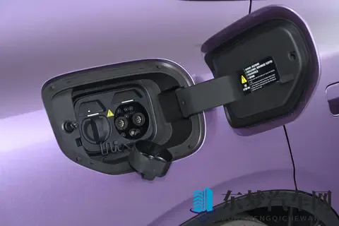 入门即满配？试驾深蓝L06，15万级轿跑新选择？-1