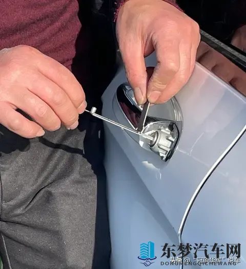 车门被锁，人困火中，系统成枷锁-1