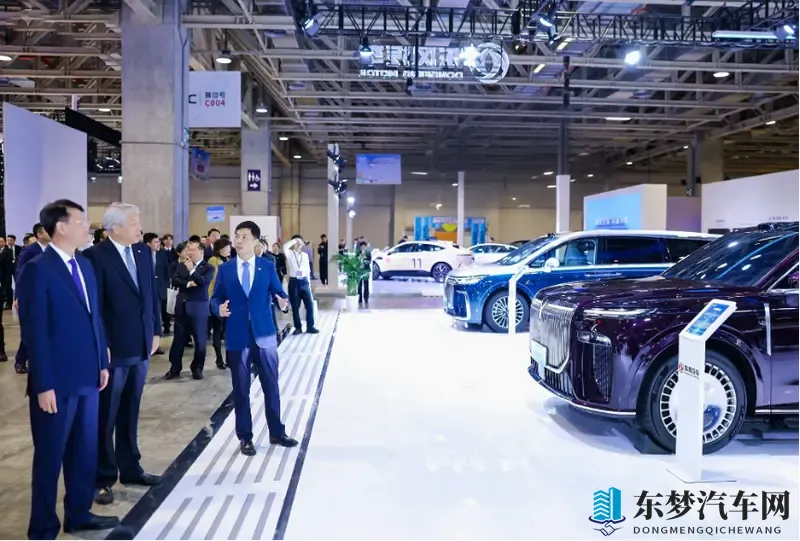 最霸气华系SUV岚图泰山亮相澳门车展 开启全球化新篇章-1