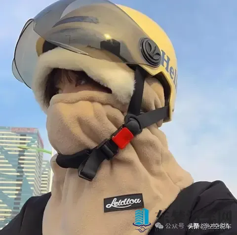 冬天骑车不用挡风被？多地现防寒新方法，网友：太精明了！-2