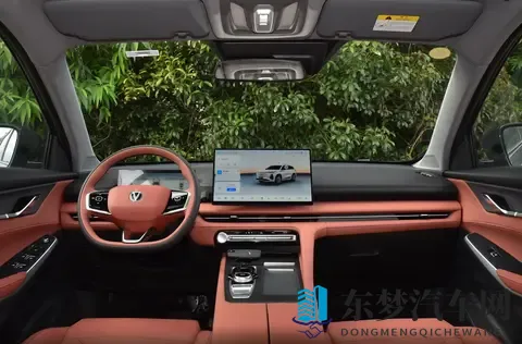 26款长安CS75 PLUS上市，百公里油耗696L，配146英寸中控屏-1