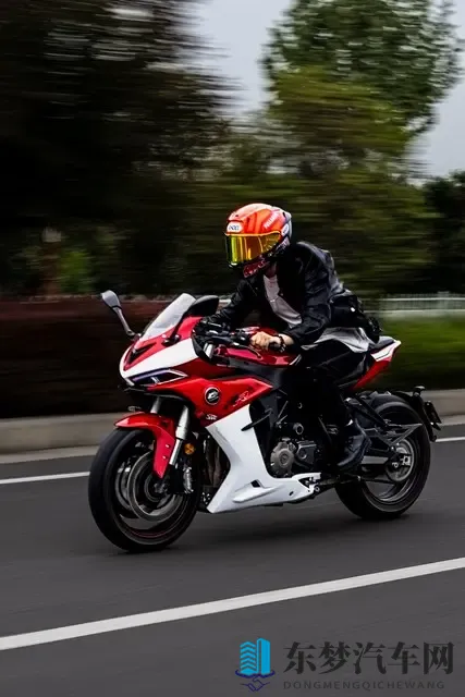 交规要摩托车靠右行驶，靠右就行了吗？