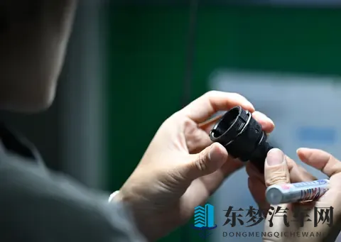 别揉我胸 啊 嗯～出水了：手别乱摸，我敏感了，小心水溢出来