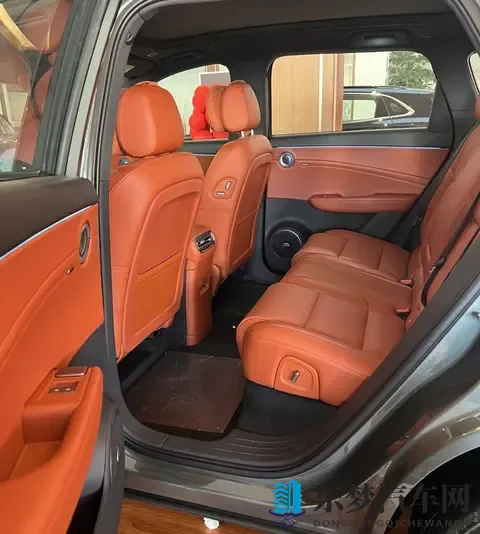 红旗HS6 PHEV到店，车长超4米9，大五座布局还带冰箱，搭15T插混-3