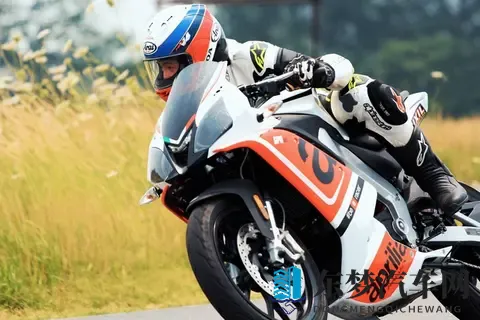 交规要摩托车靠右行驶，靠右就行了吗？-1