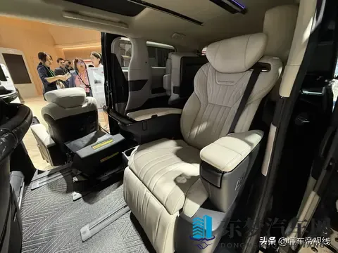 脱裤子打jk白丝校花屁股：JK校花身着白丝，屁股遭人羞辱打趣-2