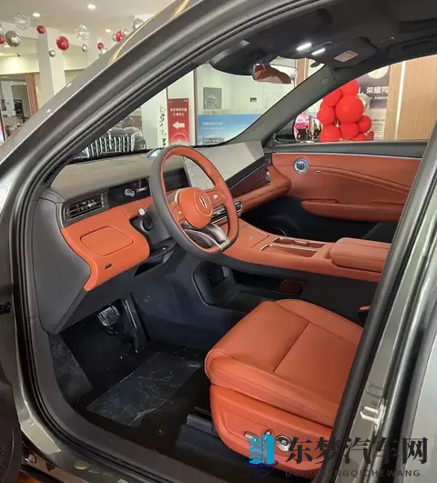 红旗HS6 PHEV到店,车长超4米9,大五座布局还带冰箱,搭15T插混-1