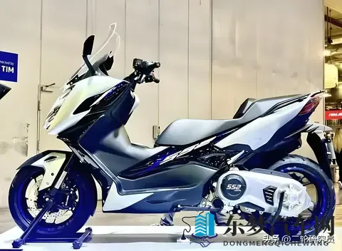 男生和女生在一起差差app：差差App：个性化驾驶新潮流，车主定制专属空间