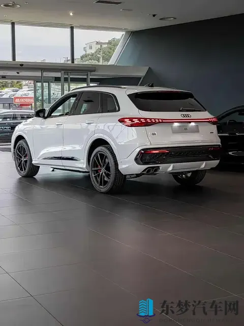 国产加长板上钉钉, 全新奥迪Q5海外实车曝光！内饰科技感直接拉满-1