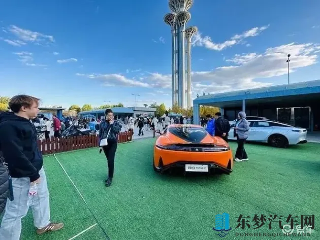 黄色较件：色彩明亮的建筑附件