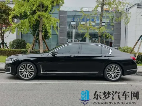 男生把自己的困困放在女生的困困里的图片：少年将倦意藏入少女梦境