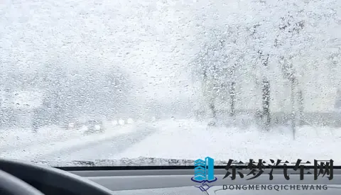 各位车主请注意：防冻玻璃水不换，雨雪雾天难行车-2