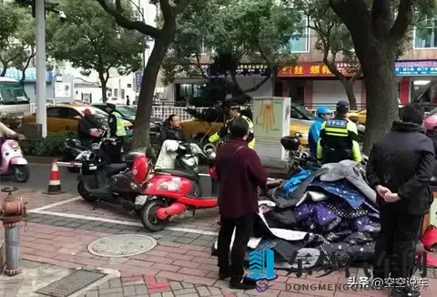 冬天骑车不用挡风被？多地现防寒新方法，网友：太精明了！