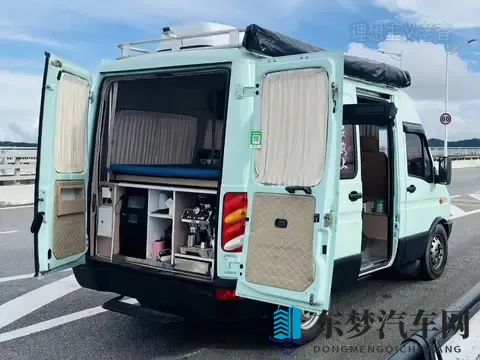 边旅行边摆摊,依维柯宝迪改装移动店铺露营车,多用途车正在崛起-2