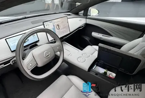 高颜值日系车,天演架构打造,搭载15L插混系统,纯电续航150km-2