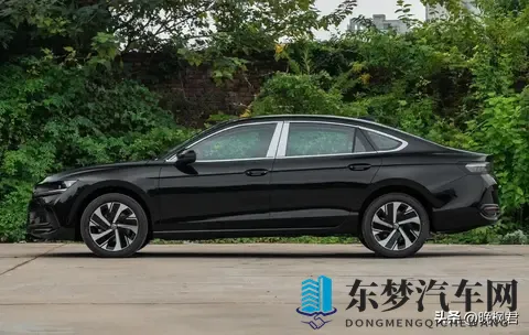 全新迈腾方向盘换实体键 车企纠结触控与实用 老车主急了:钱白花了