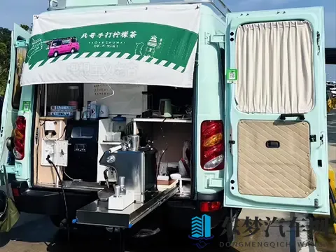 边旅行边摆摊,依维柯宝迪改装移动店铺露营车,多用途车正在崛起-1