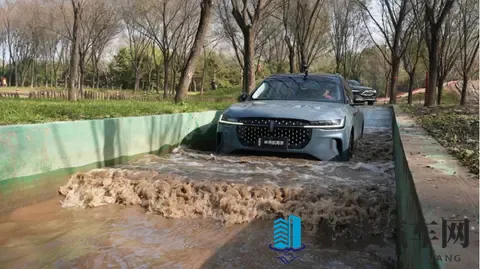 豪华SUV横评：试完 6 大场景，我选了 “不偏科” 的航海家