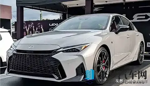 雷克萨斯IS改款降价7万，底盘质变震动市场-2