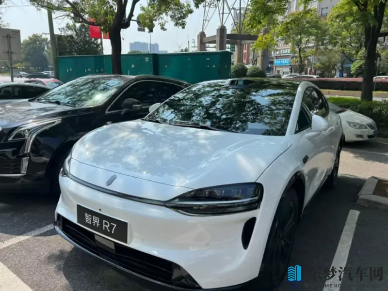 智界R7车主：提车就花一万二开通智驾，使用时车辆总是偏右