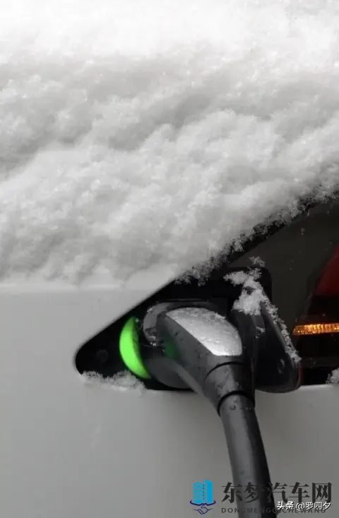 电动车惊现“断崖式掉电”！过两个红绿灯电量暴跌20%，谁的锅？-2