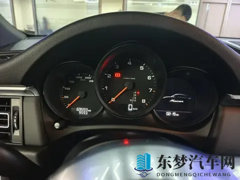 老女人擦她毛老荫户：沧桑妇人擦拭古旧门扉