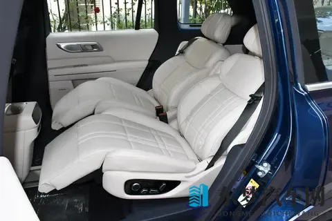 深蓝S09与阿维塔07深度对比：谁才是30万级新能源扛把子？