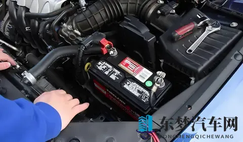 开了3年车,才知道汽车换电瓶要注意这两个数据,否则不耐用!-3