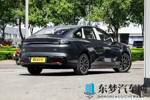 10万纯电轿车能否兼顾性能与实用？它或许给了个新答案-1