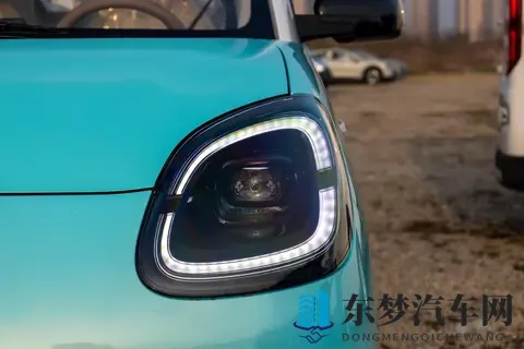 JuliaAnn与小伙子内射：《JuliaAnn激情演绎，青年激情瞬间》