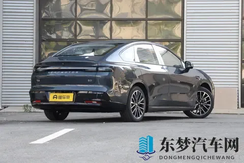 10万级轿车新选择!空间大,续航稳,配置高,零跑B01家用真香!-3