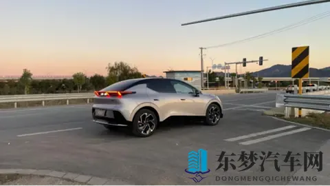 车圈追更银色领克Z20:颜值在线,身份悬念待解-2