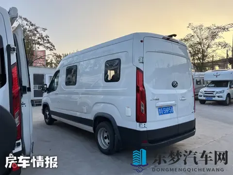 18万买长轴大空间房车！6座3张床自动挡，带10度电能洗澡做饭-1