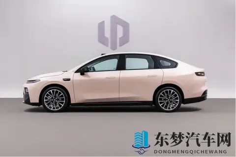 梦梦穿着旗袍去粉丝家：汽车博主独特魅力，粉丝互动情感升温