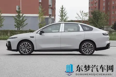 10万级纯电轿车新选择，续航430km+轴距2735mm，零跑B01来了-3