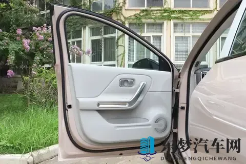 10万级家轿怎么选？650km续航+激光雷达，这台的确有点料-2