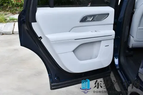 家庭出行新选择：深蓝S09与腾势N9，空间与智能的双重体验之旅-3