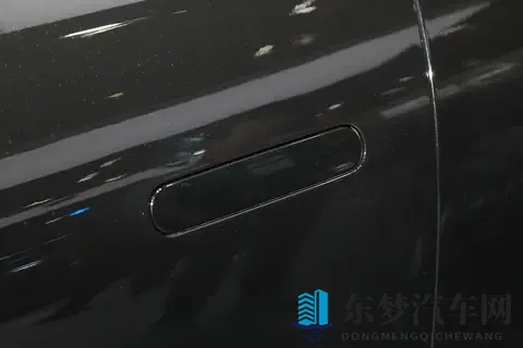 新车  搭载第二排吸顶屏_2+2+2式6座布局，智己LS9内饰官图发布-1