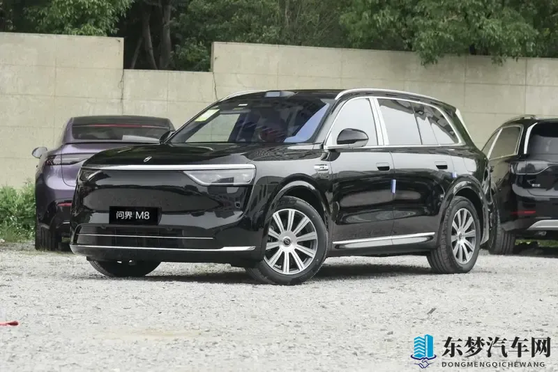 增程大六座二选一:问界M8对比理想L8,谁能一步到位?-1