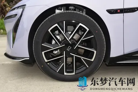 阿维塔06:华为加持,内外兼修,年轻人的第一台车选它准没错-2