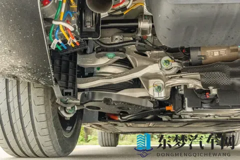 TA来了，无需动手，脚踩AR图标开后备箱，腾势N8L让优雅成为习惯-2