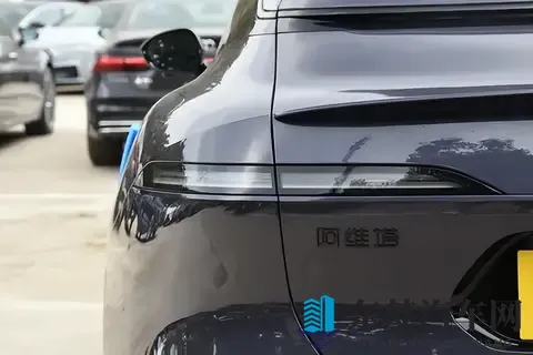 年轻人喜欢的豪华SUV！颜值、安全和智能上都超预期，这款车如何-2