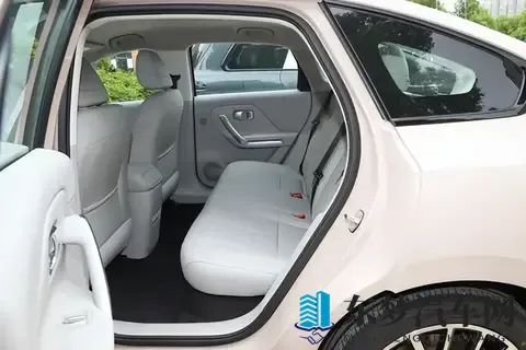 连续两月销量破万，这台10万级纯电家轿值不值得考虑？-2