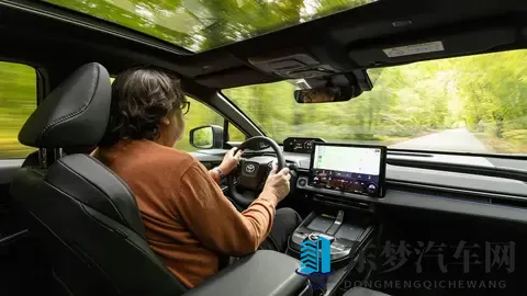 丰田加速电动化步伐,新款C-HR+首秀,设计与性能并重-3