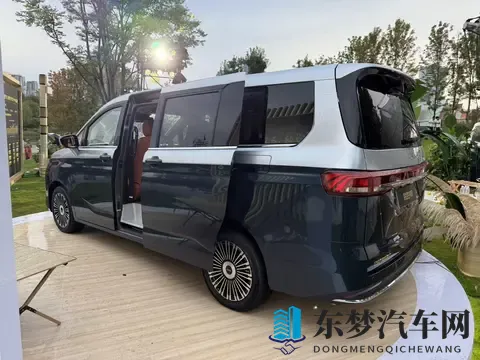 不穿衣服美女软件：女性形体艺术图像应用