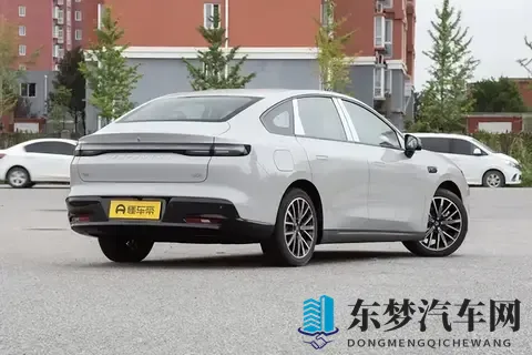 10万级家轿怎么选？650km续航+激光雷达，这台的确有点料-1