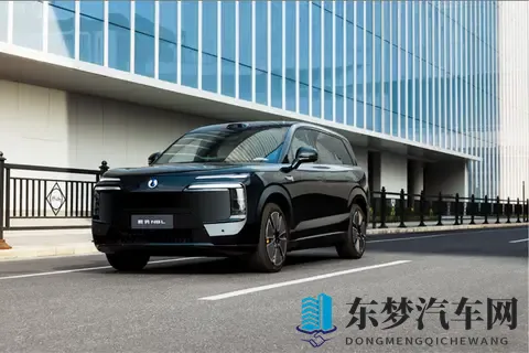 TA来了，无需动手，脚踩AR图标开后备箱，腾势N8L让优雅成为习惯-3