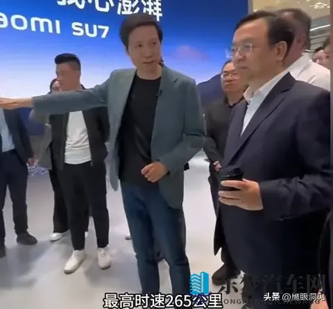 雷军教王传福造车？把王传福整不会了，周围的人都会心地笑了-1