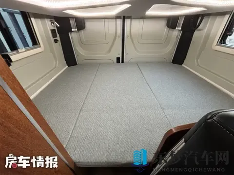 18万买长轴大空间房车！6座3张床自动挡，带10度电能洗澡做饭-3